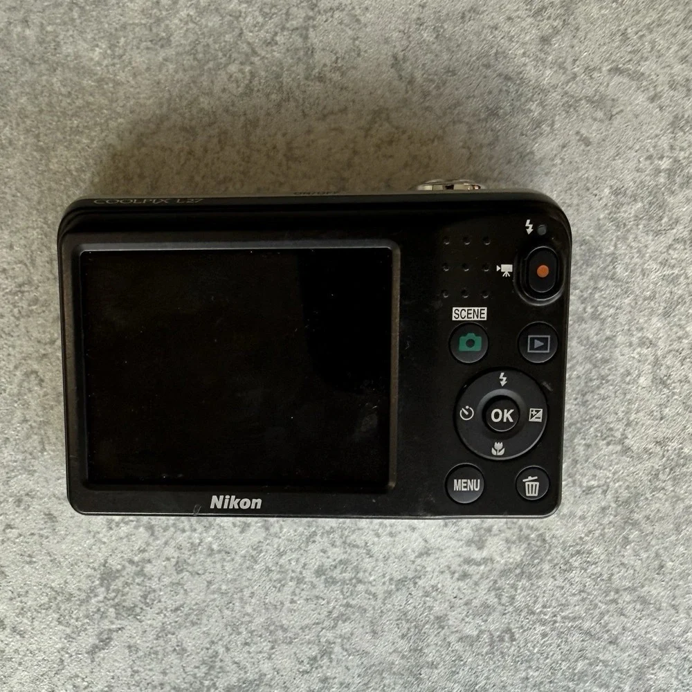Nikon Coolpix L27 16.1MP Digital Camera Silver For Parts READ